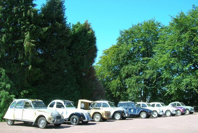 Les voitures sur le parking du site de Montormel, haut lieu des combats entre allemands et alliés en 1944.