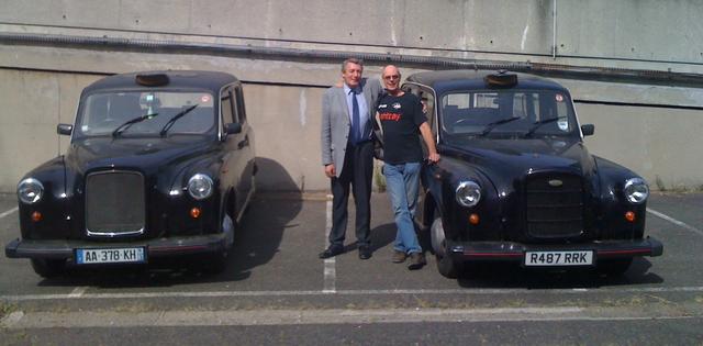 Christian, amateur de Taxis anglais et David Lea, l'importateur en France.