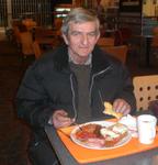 Papy s'essaie au petit déjeuner anglais, le célèbre breakfast dans la banlieue de Londres.