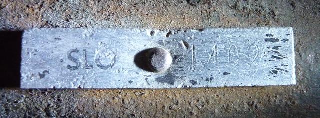 Trouvaille de Michel. Une plaque sur l'essieu avec le mot "SLOUGH" de l'usine qui l'a fabriquée + un n°.