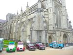 Impressionnante, cette photo des voitures au pied de la cathédrale.