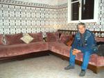 De nouveau un très beau salon marocain avec une déco au mur traditionnelle mais superbe.