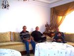 Abdallah, Kalsoum sa fille, Raymond et moi dans le salon.