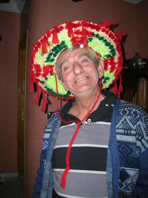 Mon Papy, détendu fait le clown avec un chapeau issu d'un costume local.