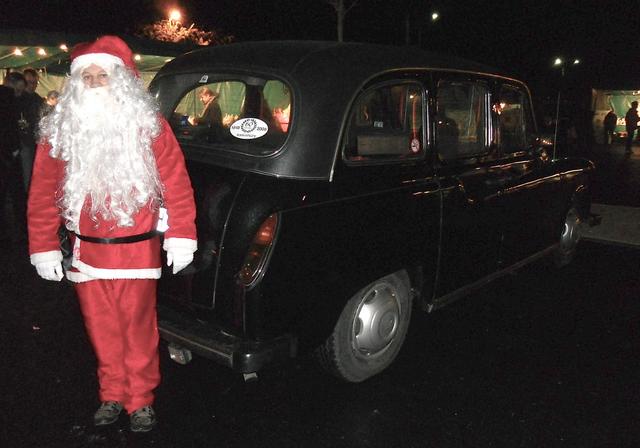 Arrivée du Père Noël à Hesloup à bord de notre Taxi anglais.