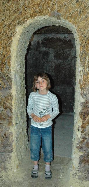 Ma fille Sibyl s'est bien amusée à arpentée tous les couloirs de cette cave !