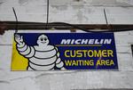 Une plaque émaillée "Michelin" semble nous souhaiter la bienvenue.