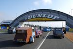 On immortalise le moment devant le pont "Dunlop".