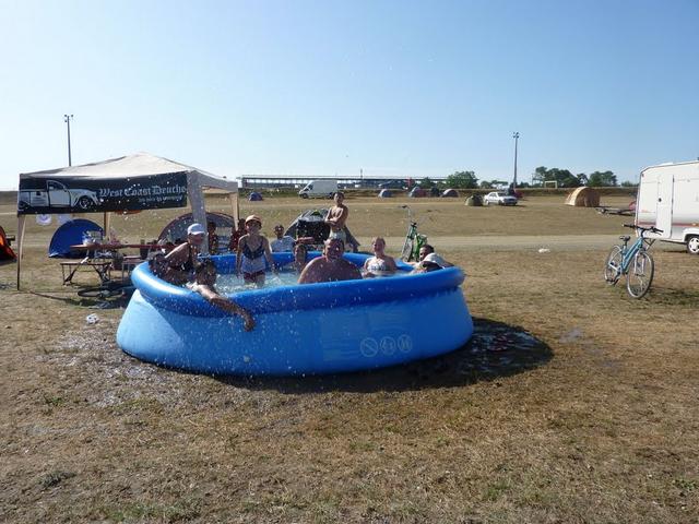 Un Club malin a été plus prévoyant que nous en apportant avec eux une piscine gonflable !